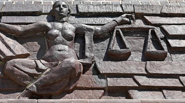 Blick auf die Justitia über dem Eingang eines Landgerichts. Foto: Hendrik Schmidt/dpa-Zentralbild/dpa/Symbolbild