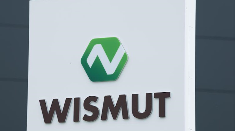 Ein Schild mit dem Logo der Wismut GmbH steht am Eingang zum Betriebsgelände. Foto: Sebastian Kahnert/dpa-Zentralbild/dpa/Symbolbild