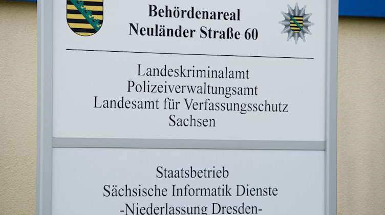Ein Schild steht am Haupteingang des Landeskriminalamts Sachsen. Foto: Sebastian Kahnert/dpa-Zentralbild/ZB/archivbild