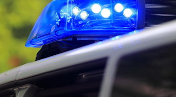 Ein Fahrzeug der Polizei ist im Einsatz. Foto: Jens Wolf/dpa-Zentralbild/dpa
