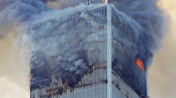 Feuer und Rauchschwaden sind am Nordturm des World Trade Centers zu sehen. Foto: David Karp/AP/dpa