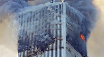 Feuer und Rauchschwaden sind am Nordturm des World Trade Centers zu sehen. Foto: David Karp/AP/dpa