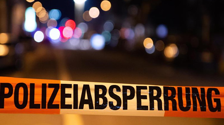Ein Einsatzort der Polizei ist mit Flatterband abgesperrt. Foto: Christophe Gateau/dpa/Symbolbild