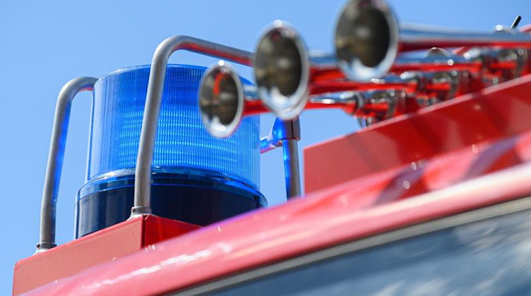 Das Blaulicht leuchtet auf einem Einsatzfahrzeug der Feuerwehr. Foto: Robert Michael/dpa-Zentralbild/ZB/Symbolbild