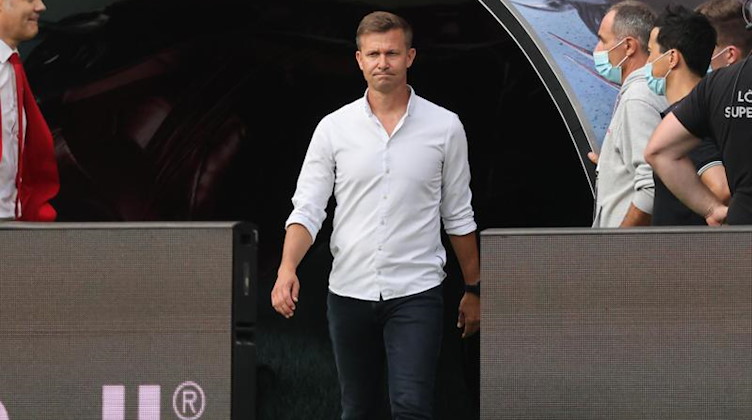 Leipzigs Trainer Jesse Marsch kommt aufs Spielfeld. Foto: Jan Woitas/dpa-Zentralbild/dpa/archivbild