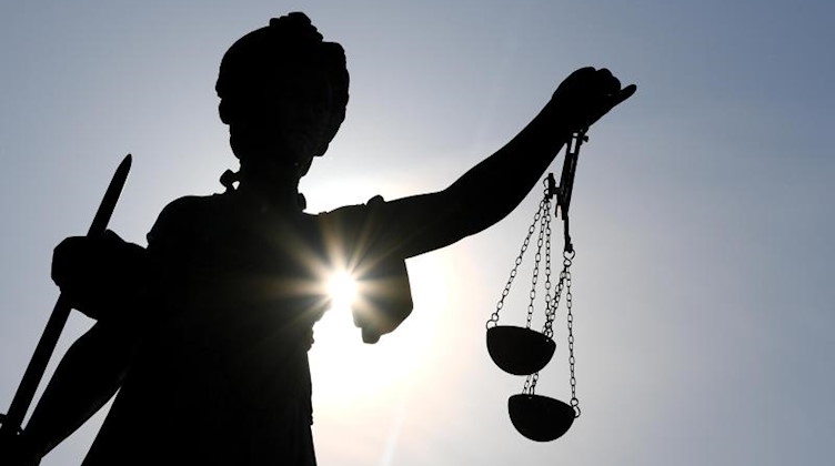 Eine Statue der Justitia mit einer Waage und einem Schwert in ihren Händen. Foto: Arne Dedert/dpa/Symbolbild