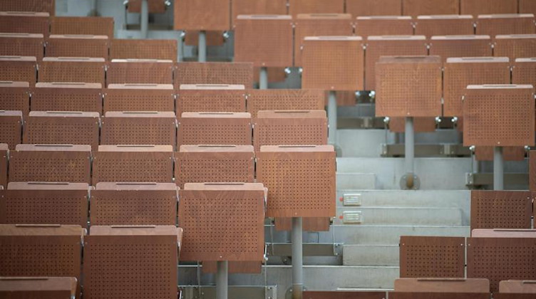 Ein leerer Hörsaal an einer Universität. Foto: Sebastian Gollnow/dpa/Symbolbild