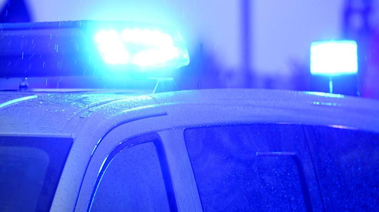 Blaulichter leuchten auf dem Dach eines Polizeifahrzeugs. Foto: Carsten Rehder/dpa/Symbolbild