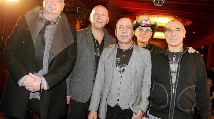 Die Mitglieder der Berliner Band City stehen im Roten Salon der Volksbühne. Foto: Britta Pedersen/dpa-Zentralbild/dpa/archivbild