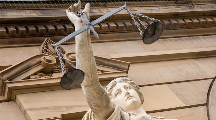 Eine Statue der Justitia hält eine Waagschale. Foto: Stefan Puchner/dpa/Symbolbild