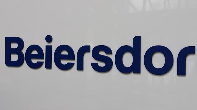 Der Schriftzug "Beiersdorf" ist zu sehen. Foto: picture alliance / Sina Schuldt/dpa/Archivbild