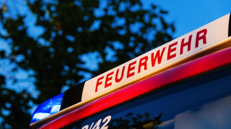 Das Blaulicht leuchtet auf dem Dach eines Einsatzfahrzeugs der Feuerwehr. Foto: Philipp von Ditfurth/dpa/Symbolbild