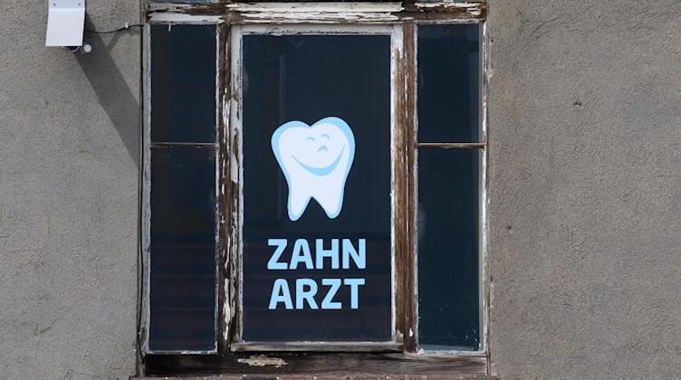 Das Fenster einer Zahnarztpraxis. Foto: Robert Michael/dpa-Zentralbild/ZB/Symbolbild