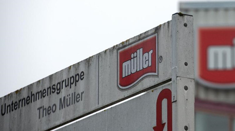 Ein Firmenschild am Stammsitz der Unternehmensgruppe Theo Müller. Foto: Stefan Puchner/dpa/Archiv