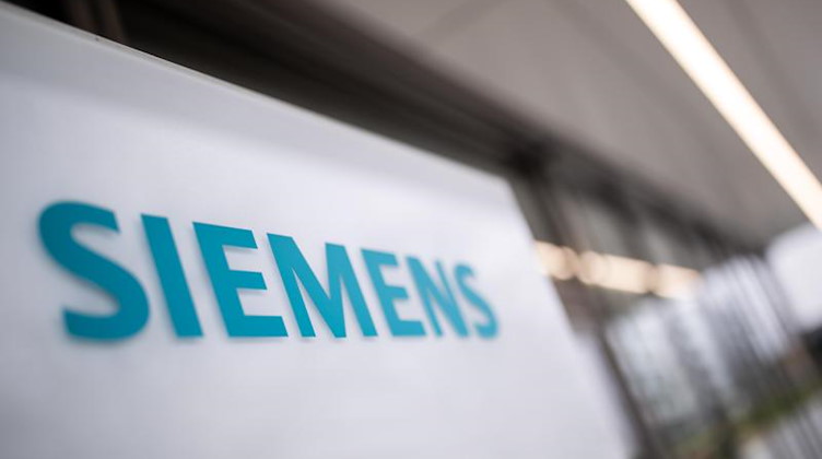 Das Schriftzug-Logo des deutschen Industriekonzerns Siemens. Foto: Daniel Karmann/dpa/Archivbild