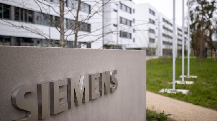 Das Logo des deutschen Industriekonzerns Siemens steht auf einer Stele. Foto: Daniel Karmann/dpa/Symbolbild
