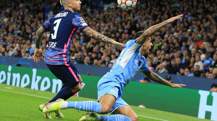 Leipzigs Angelino (l) und Manchester City's Abwehrspieler Joao Cancelo. Foto: Parnaby Lindsey/dpa