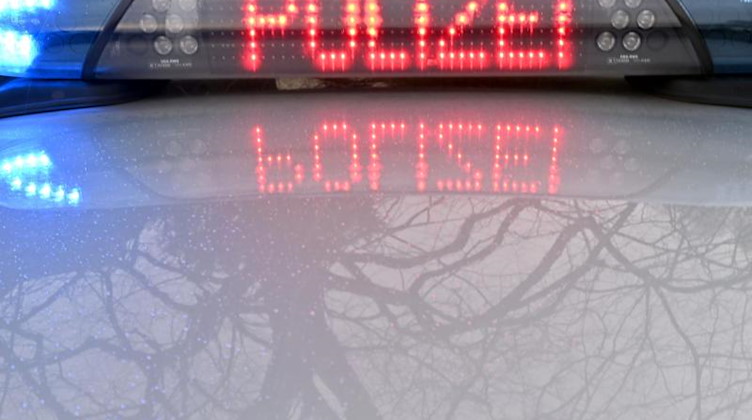 Die Schriftzug «Polizei» leuchtet auf dem Dach eines Streifenwagens der Polizei. Foto: Carsten Rehder/dpa/Symbolbild