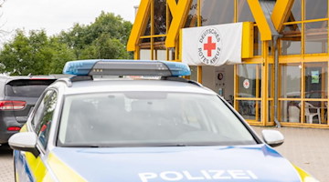 Die Polizei sichert Spuren nach einem versuchten Brandanschlag auf das Impfzentrum in Treuen. Foto: David Rötzschke/B & S/dpa-Zentralbild/dpa