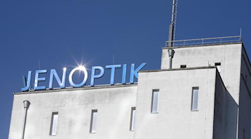 Die Sonne spiegelt sich im Schriftzug «Jenoptik» auf dem Dach des Verwaltungsgebäudes. Foto: Bodo Schackow/zb/dpa/Archivbild