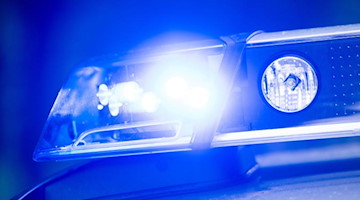 Ein Blaulicht leuchtet auf dem Dach einer Polizeistreife. Foto: Lino Mirgeler/dpa/Symbolbild