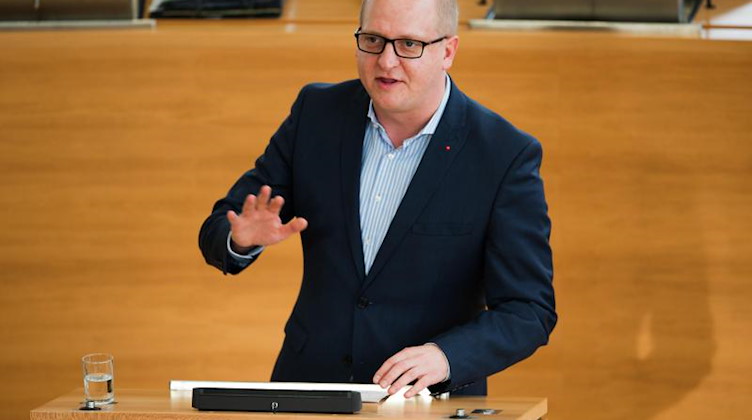 Henning Homann (SPD) spricht. Foto: Arno Burgi/dpa-Zentralbild/dpa/Archivbild