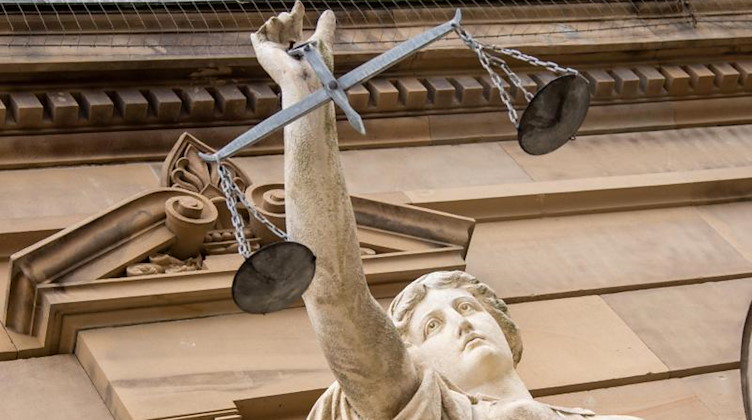 Eine Statue der Justitia hält eine Waagschale. Foto: Stefan Puchner/dpa/Symbolbild