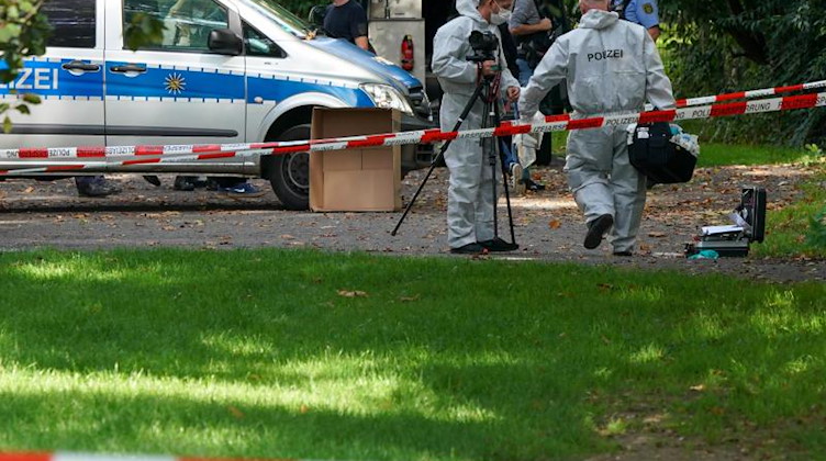 Polizisten sichern einen Bereich am Elstermühlgraben nahe einer Schule in Leipzig. Foto: Peter Endig/dpa-Zentralbild/dpa
