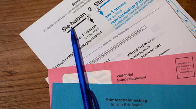 Briefwahlunterlagen für die Bundestagswahl 2021 liegen auf einem Tisch. Foto: Sven Hoppe/dpa/Illustration