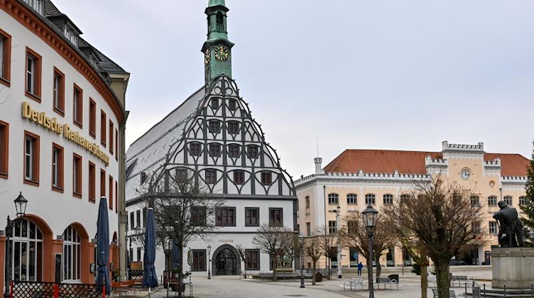 Die spätgotische Giebelfassade des Gewandhauses (M) prägt des Bild im Zentrum der Stadt. Foto: Hendrik Schmidt/dpa-Zentralbild/dpa