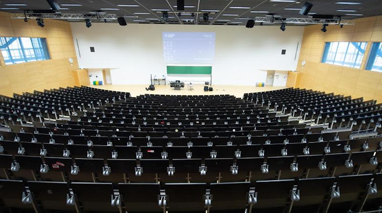 Ein leerer Hörsaal der Universität Dresden. Foto: Sebastian Kahnert/dpa-Zentralbild/dpa/Archivbild