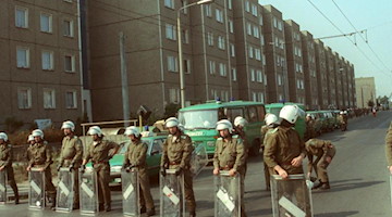 Polizeikräfte blockieren am 23.09.1991 Straßen in Hoyerswerda. Foto: Zentralbild/dpa-Zentralbild/dpa/Archivbild