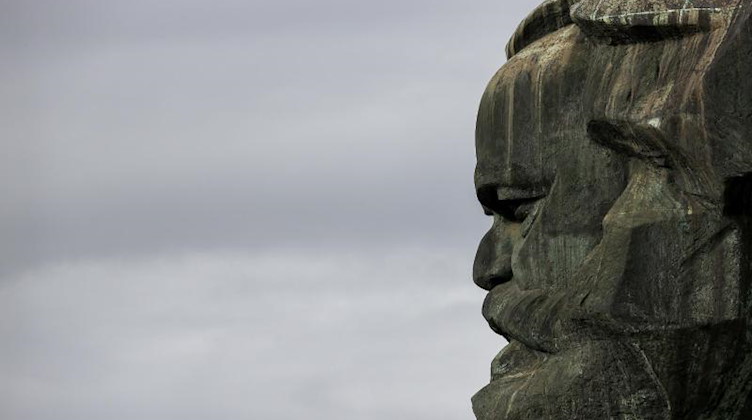Das vom sowjetischen Bildhauer Lew Kerbel 1971 geschaffene Karl-Marx-Monument. Foto: Jan Woitas/dpa-Zentralbild/dpa