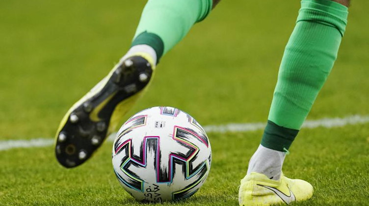 Ein Fußballspieler spielt den Ball. Foto: Uwe Anspach/dpa/Symbolbild
