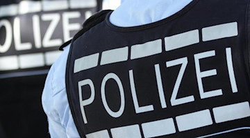 In Westen gekleidete Polizisten. Foto: Silas Stein/dpa