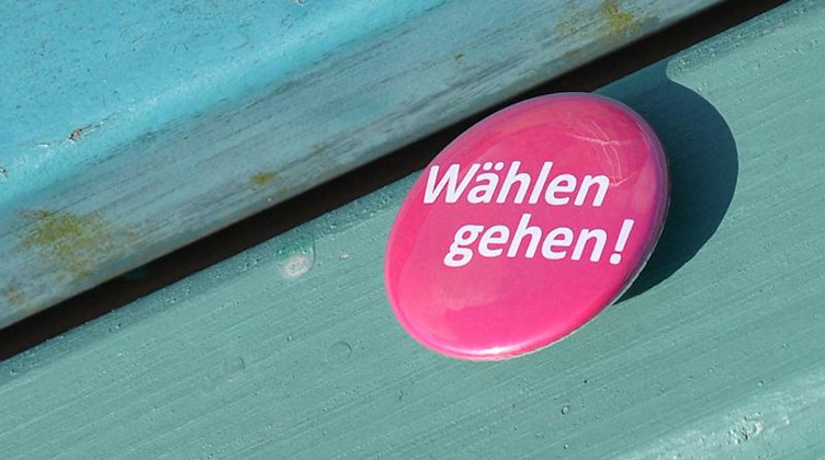 Ein Anstecker der Kampagne «Wahlwecker» mit der Aufschrift «Wählen gehen!». Foto: Bernd Settnik/dpa-Zentralbild/dpa/Archivbild