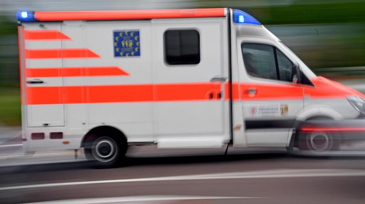 Ein Krankenwagen fährt mit Blaulicht auf einer Straße. Foto: Hendrik Schmidt/dpa-Zentralbild/ZB/Symbolbild