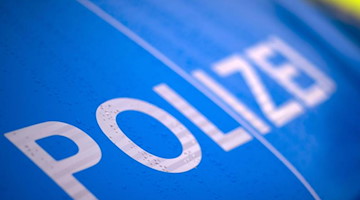 Der Schriftzug «Polizei» steht auf einem Streifenwagen. Foto: Jens Büttner/dpa-Zentralbild/ZB/Symbolbild