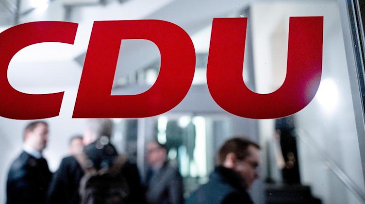 Das Logo der CDU steht an der Eingangstür der Geschäftsstelle in Düsseldorf. Foto: Fabian Strauch/dpa/Symbolbild