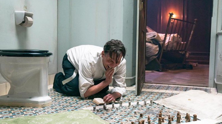 Oliver Masucci als Josef Bartok in einer Szene des Films "Schachnovelle". Foto: Julia Terjung/Studiocanal/Walker + Worm Film/dpa