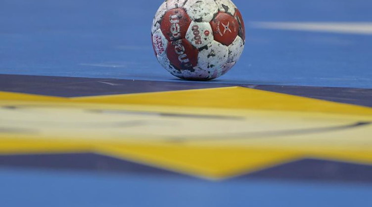 Ein Spielball liegt auf einem Handballfeld. Foto: Soeren Stache/dpa-Zentralbild/dpa/Symbolbild