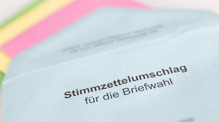 Verschiedene Stimmzettel stecken in einem Stimmzettelumschlag zur Briefwahl. Foto: Friso Gentsch/dpa/Symbolbild