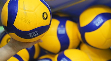 Volleybälle liegen in einer Halle. Foto: Soeren Stache/dpa-Zentralbild/dpa/Symbolbild