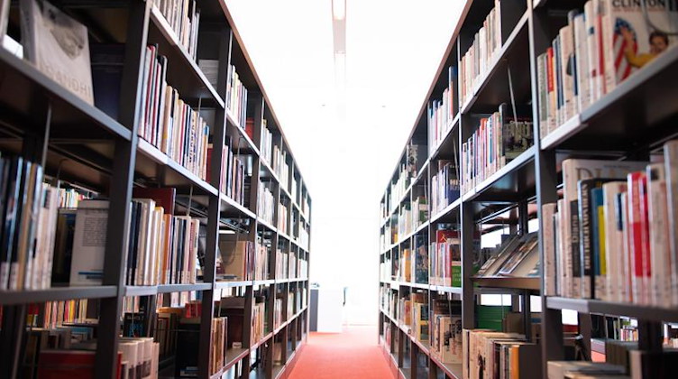 Bücherregale stehen in der Zentralbibliothek im Kulturpalast Dresden. Foto: Sebastian Kahnert/dpa-Zentralbild/dpa/Archivbild