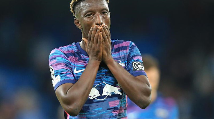 Amadou Haidara vom RB Leipzig verlässt nach einem Spiel den Platz. Foto: Parnaby Lindsey/dpa/Archivbild