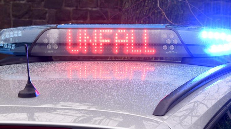 Die Leuchtschrift «Unfall» auf dem Dach eines Polizeiwagens. Foto: Carsten Rehder/dpa/Symbolbild