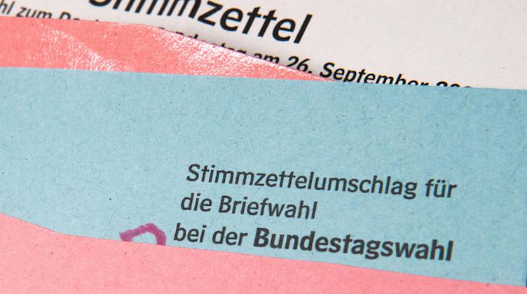 Ein Muster von einem Stimmzettelumschlag für die Briefwahl bei der Bundestagswahl 2021 liegt auf einem Tisch. Foto: Julian Stratenschulte/dpa