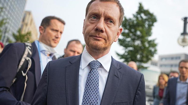Sachsens Ministerpräsident Michael Kretschmer (CDU) kommt zu den Gremiensitzungen der Partei im Konrad-Adenauer-Haus. Foto: Michael Kappeler/dpa