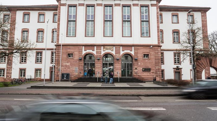 Autos fahren am Gebäude des Landgerichts in Hanau vorbei. Foto: picture alliance/Frank Rumpenhorst/dpa/Archivbild