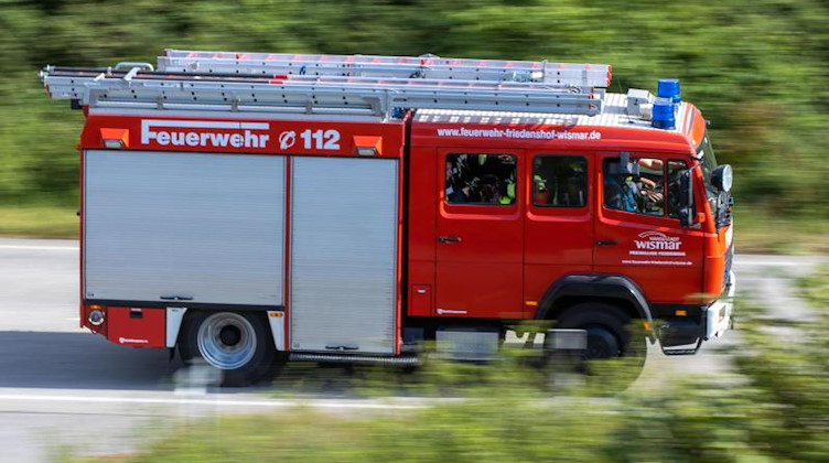 Ein Löschfahrzeug der Feuerwehr fährt zu einem Einsatz. Foto: Jens Büttner/dpa-Zentralbild/dpa/Symbolbild